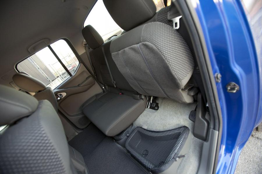  Nissan Frontier Crew Cab 4x4 2012 года  (фото 17 из 30)